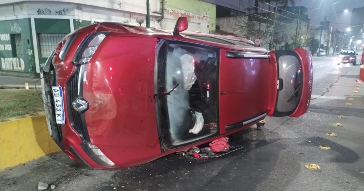 Uno de los autos terminó volcado