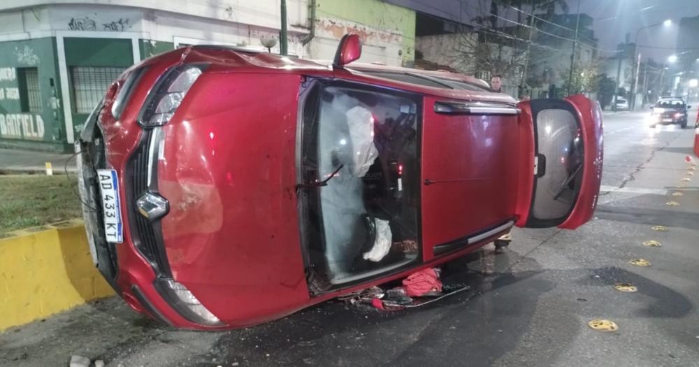 Uno de los autos terminó volcado