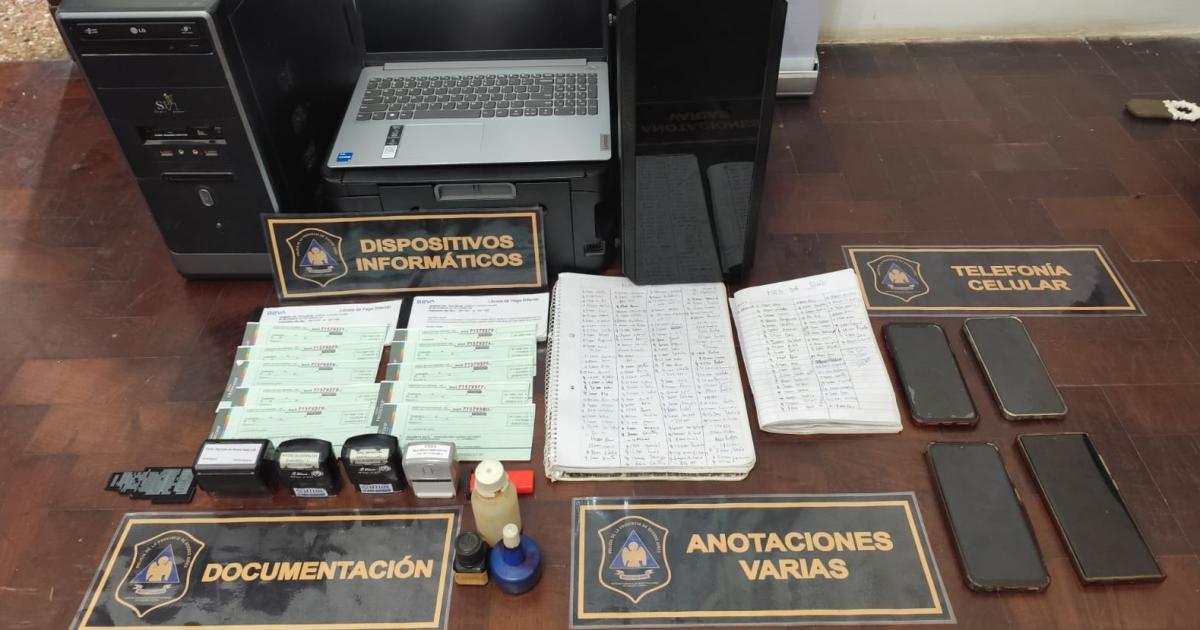 Elementos incautados a la banda de estafadores