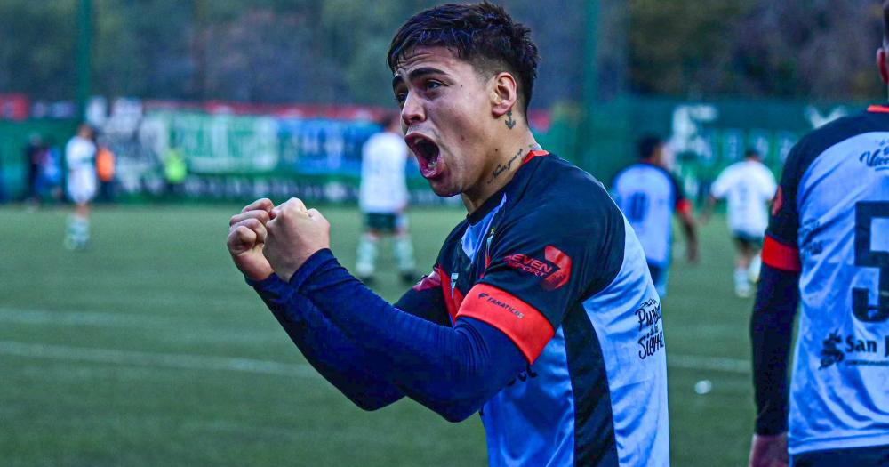 Nicol?s Meaurio grita su gol