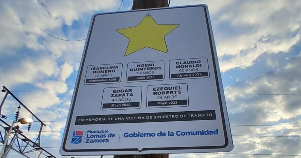 El cartel restaurado en memoria de las víctimas