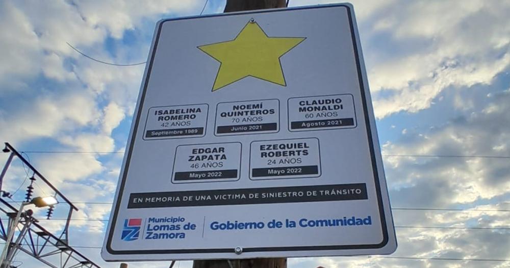 El cartel restaurado en memoria de las víctimas