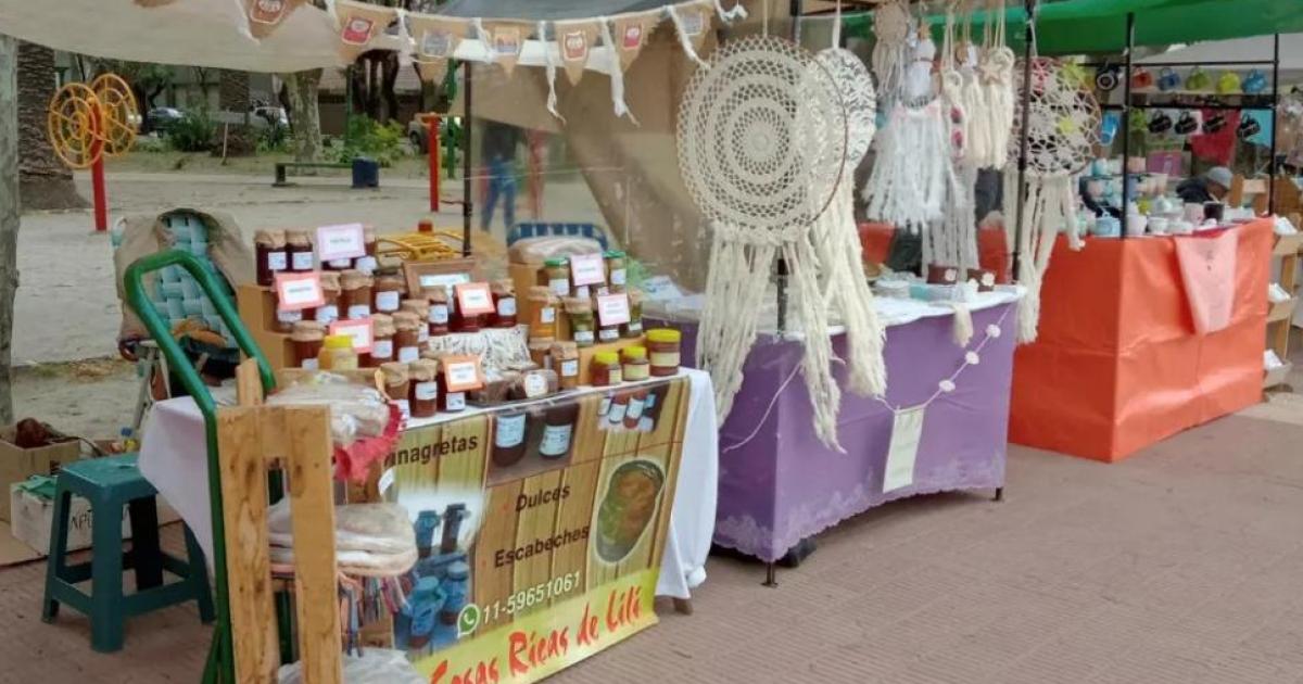 Con artículos 100-en-porciento- artesanales sin productos de reventa