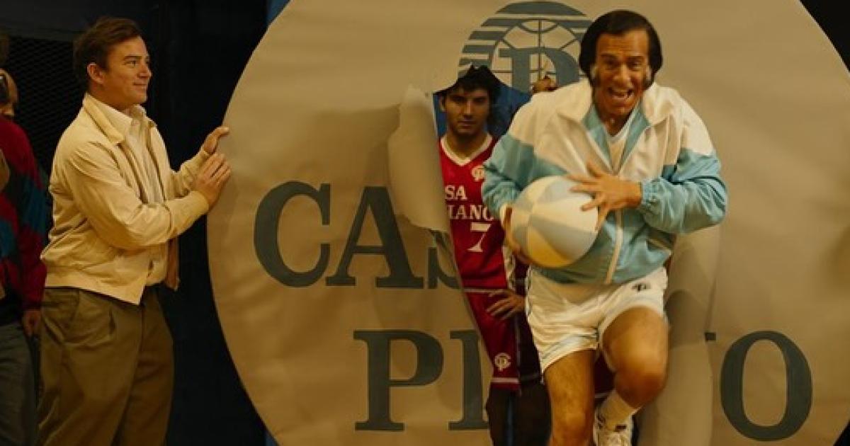 Un actor todo terreno acompañando una de las escenas en el capítulo 4