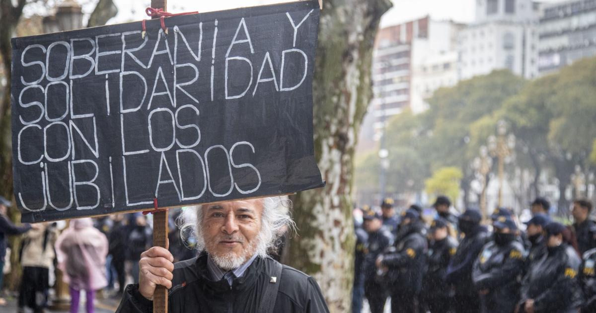 Hasta cuaacutendo tiene tiempo Milei para vetar el aumento de las jubilaciones