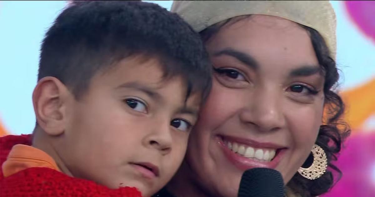 Dina artista callejera de Banfield con su hijo