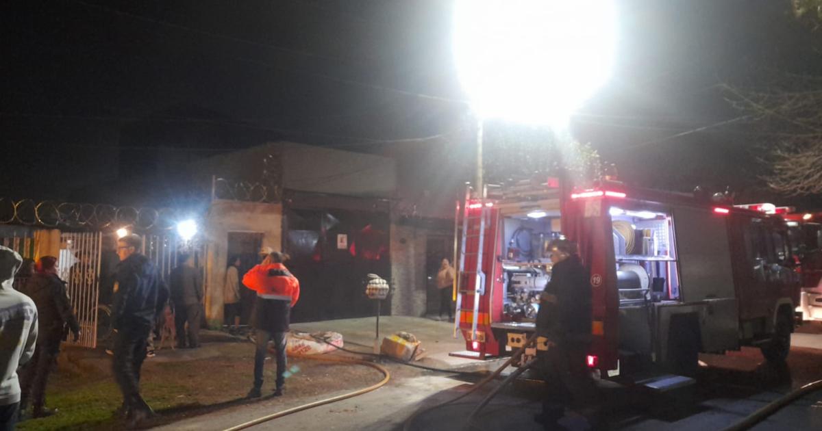 Los bomberos trabajaron con dos unidades