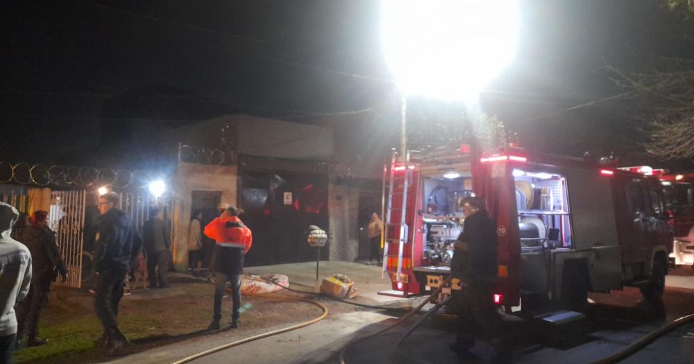 Los bomberos trabajaron con dos unidades