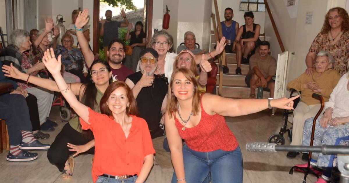 La banda hace shows solidarios para adultos mayores