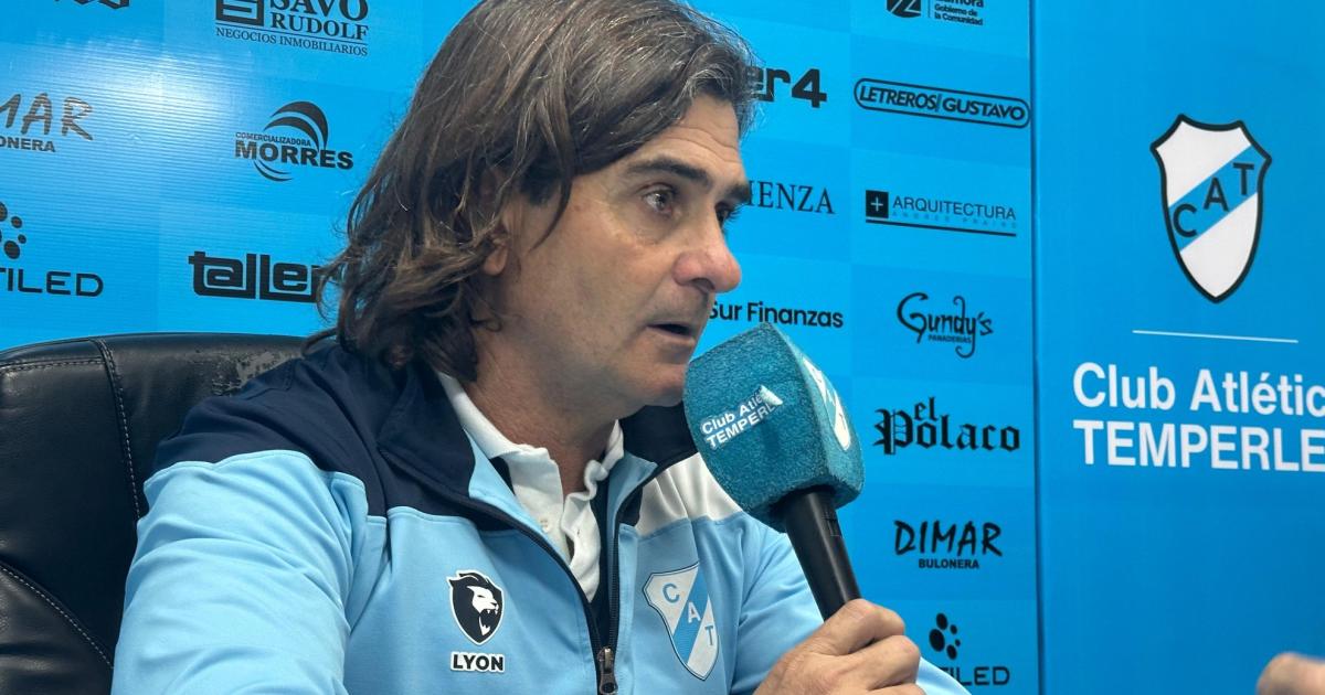El DT de Temperley visitó a los chicos del club