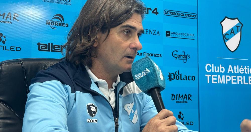 El DT de Temperley visitó a los chicos del club
