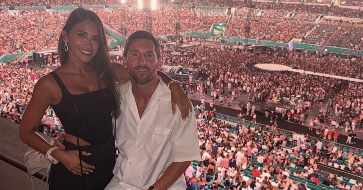 Antonela Roccuzzo y Lionel Messi en un show de Coldplay