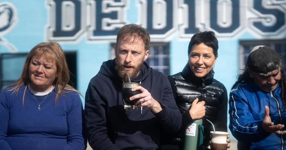 Federico Otermiacuten y Mayra Mendoza en una jornada de forestacioacuten en el Potrero de D10S
