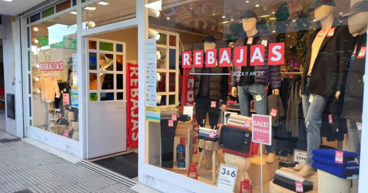 Las promociones y descuentos buscan reactivar el comercio en el centro de Lomas
