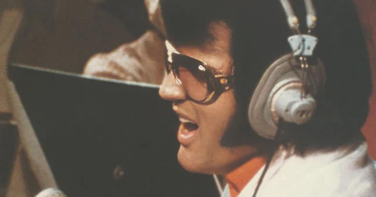 Elvis Presley en plena grabación
