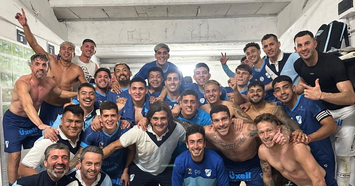 El Yagui festejando con los jugadores
