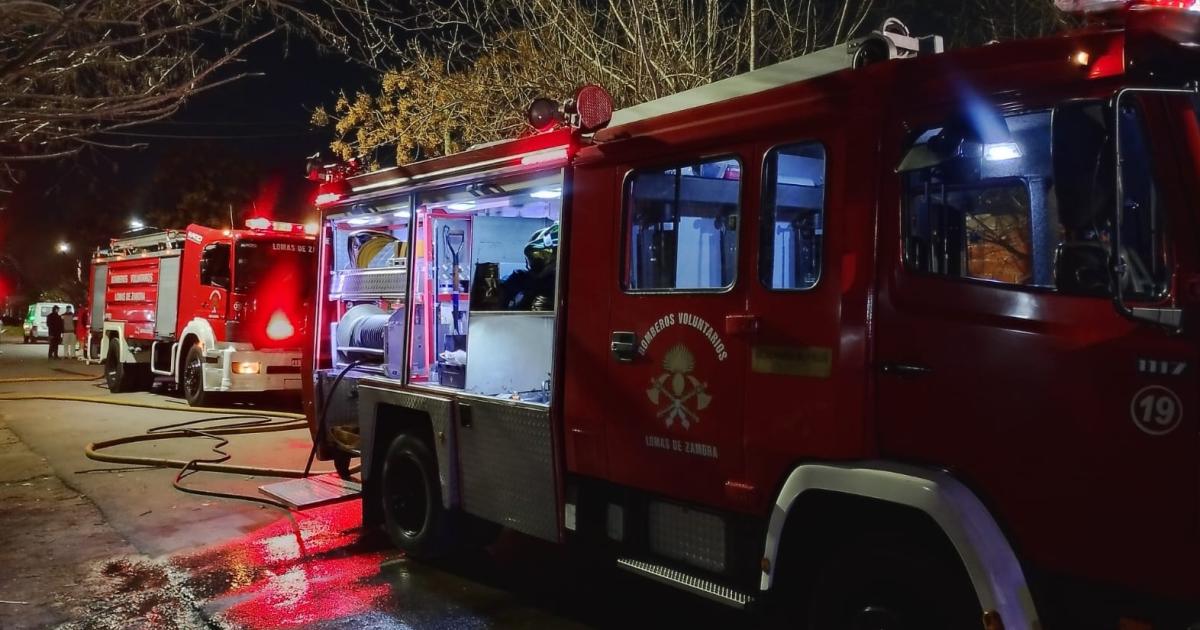 Tres dotaciones de los Bomberos de Lomas trabajaron en el lugar
