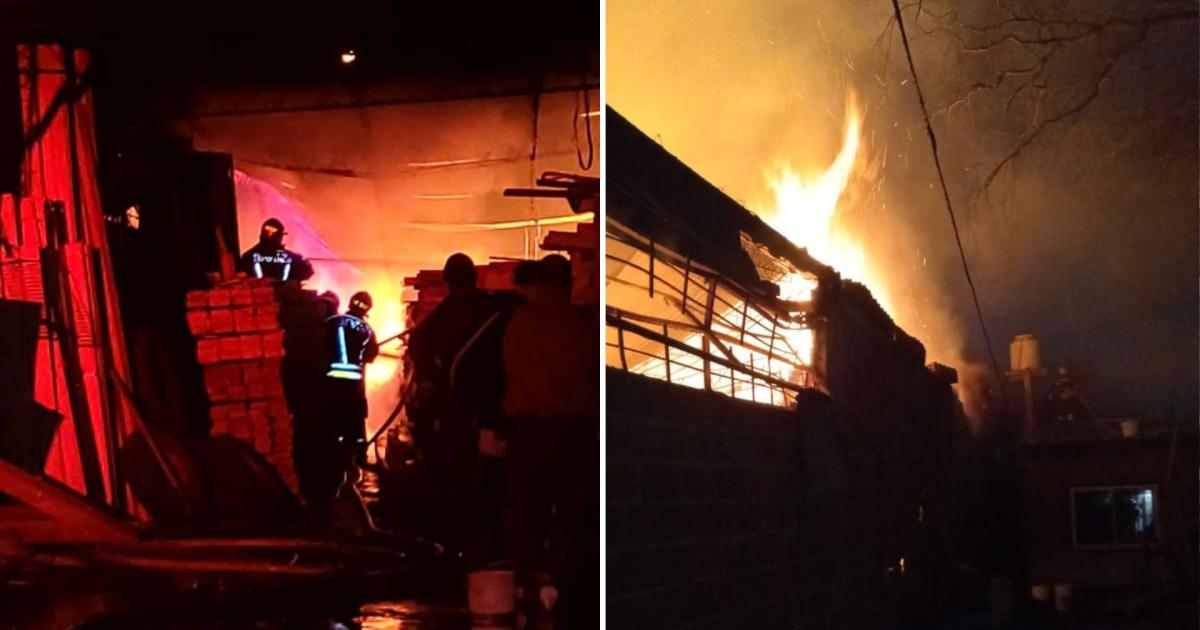 Cerca de 30 bomberos trabajaron en la maderera combatiendo las llamas