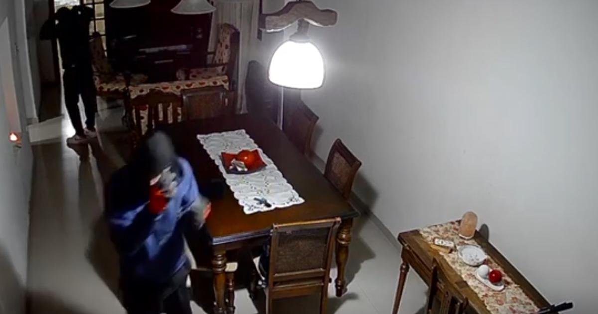 Los ladrones se tapan la cara al ver las cmaras