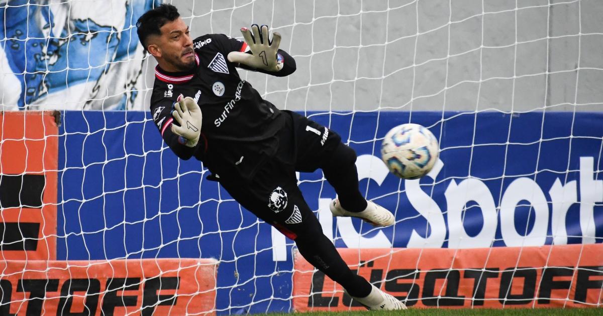 López ataja el penal de Domínguez