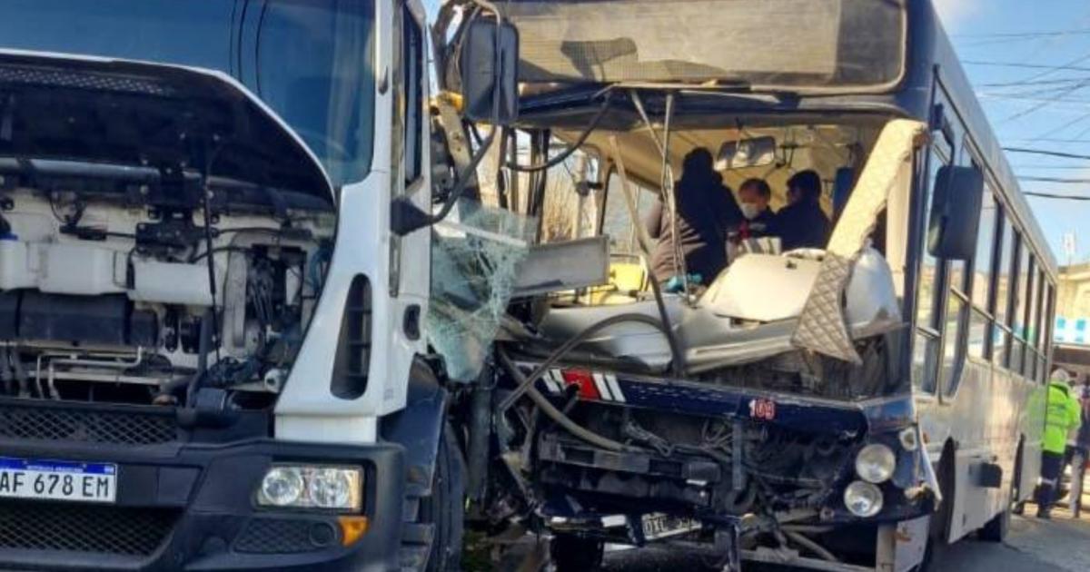 El colectivo y el camión que protagonizaron el choque