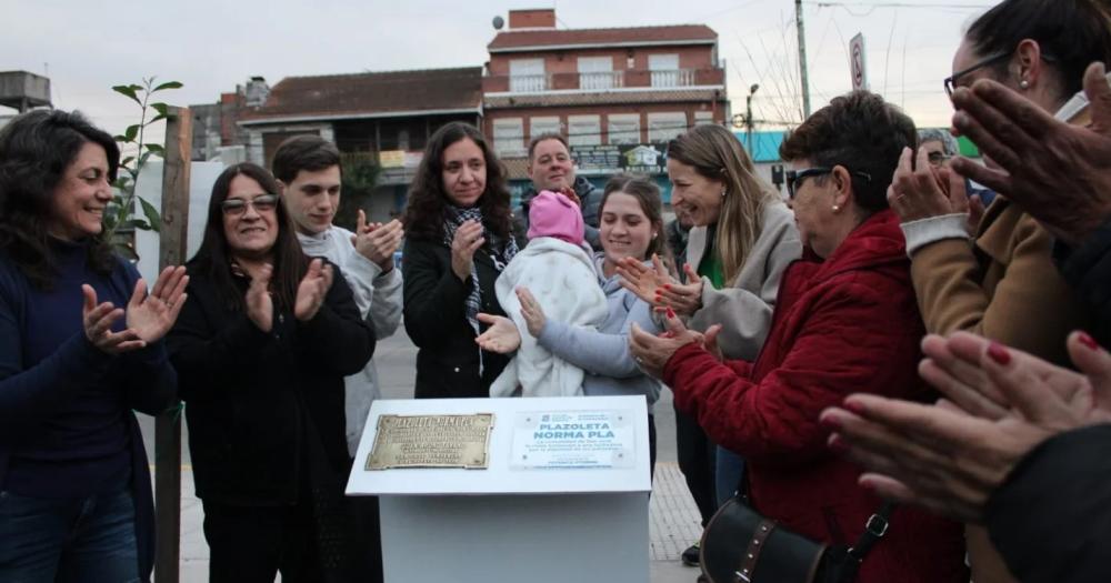 Del homenaje participó su hija Cristina junto a los nietos nieta y bisnieta