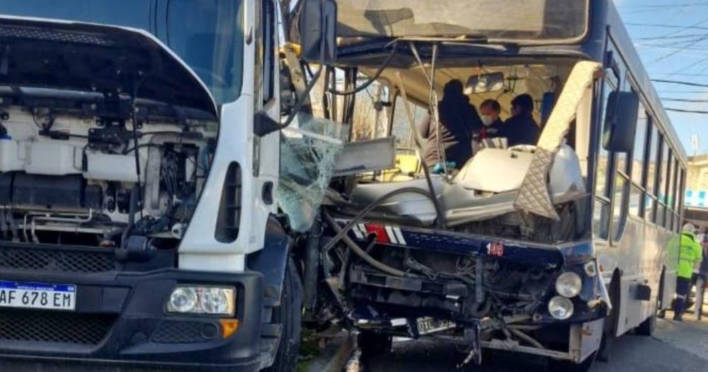 El colectivo y el camión que protagonizaron el choque