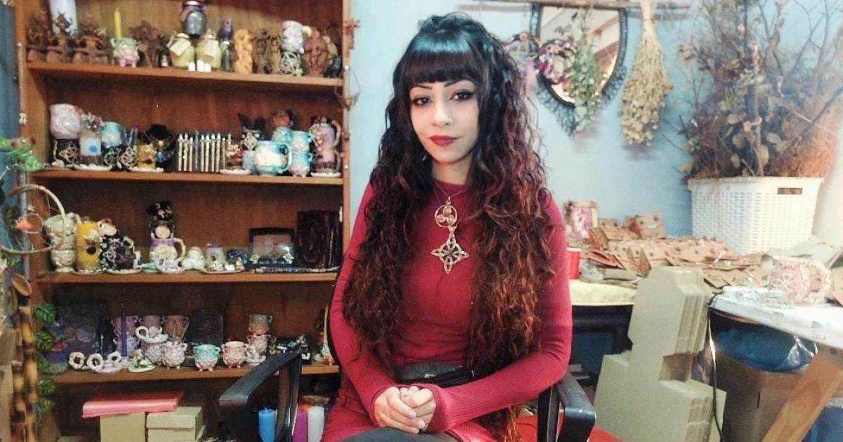 Victoria sigue vendiendo las pulseras para salvar su casa y necesita de la ayuda de todos los vecinos