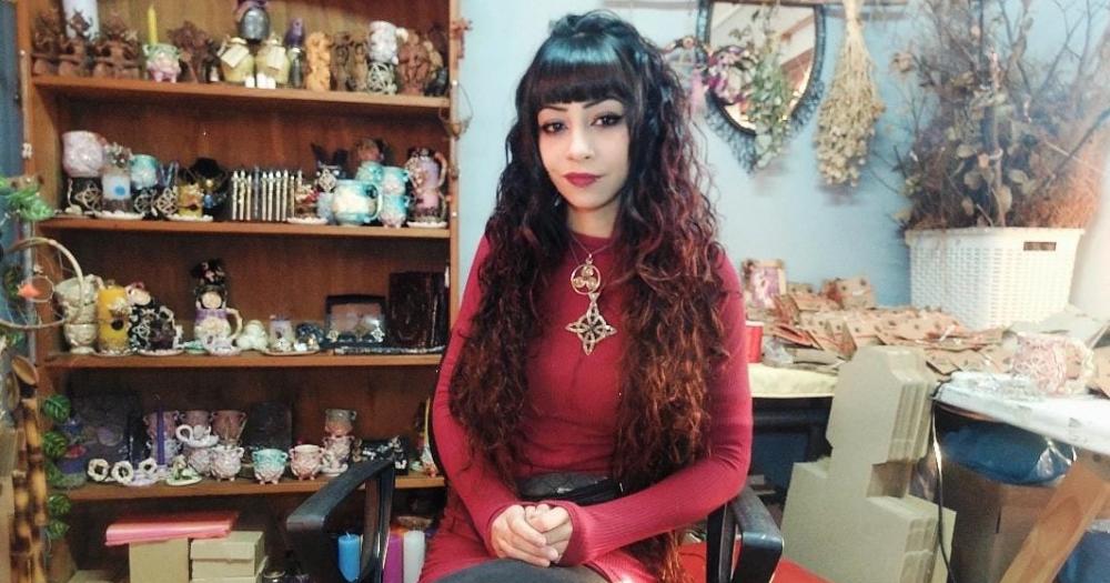 Victoria sigue vendiendo las pulseras para salvar su casa y necesita de la ayuda de todos los vecinos