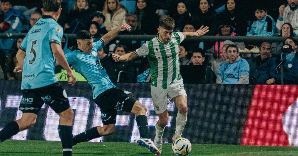 Banfield con entrega y determinación puso en aprietos a Belgrano