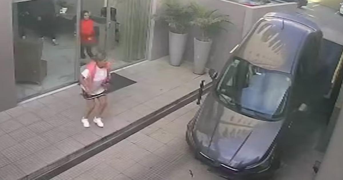 No se dio cuenta de que la rampa estaba levantada y siguioacute de largo