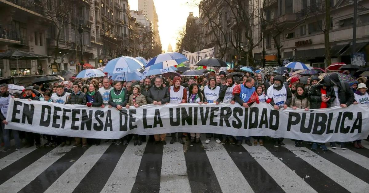 Los trabajadores universitarios perdieron casi el 30-en-porciento- de su salario