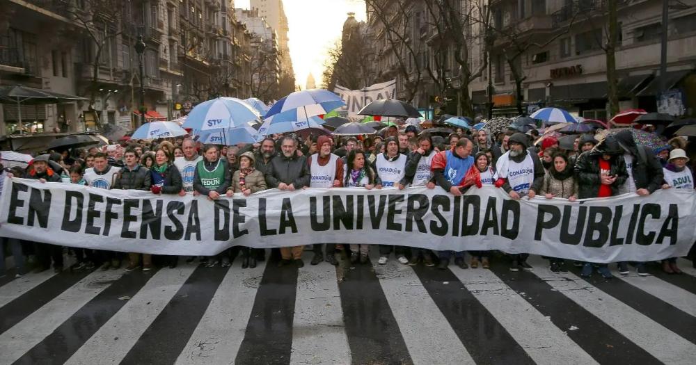 Los trabajadores universitarios perdieron casi el 30-en-porciento- de su salario