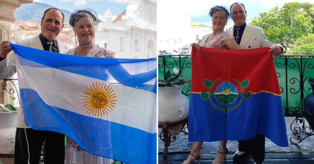 Daniel luce con orgullo la bandera nacional y la insignia del Municipio de Lomas en tierras guatemaltecas