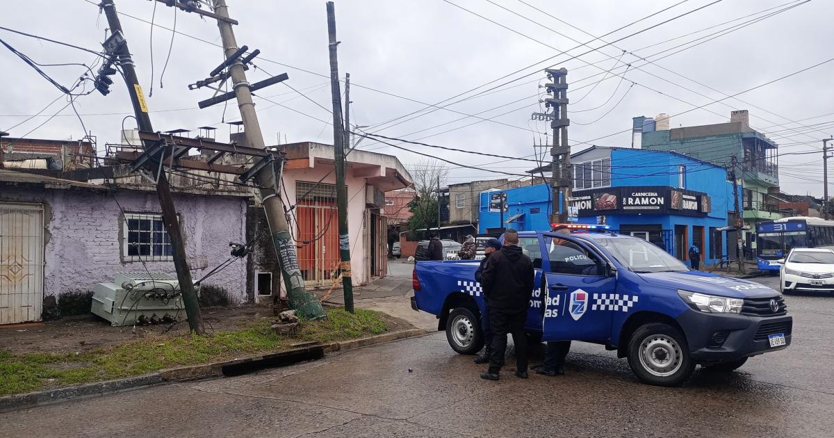 Así quedaron el transformador y los postes