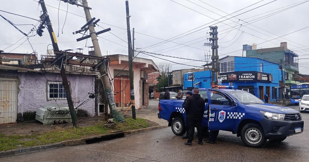Así quedaron el transformador y los postes