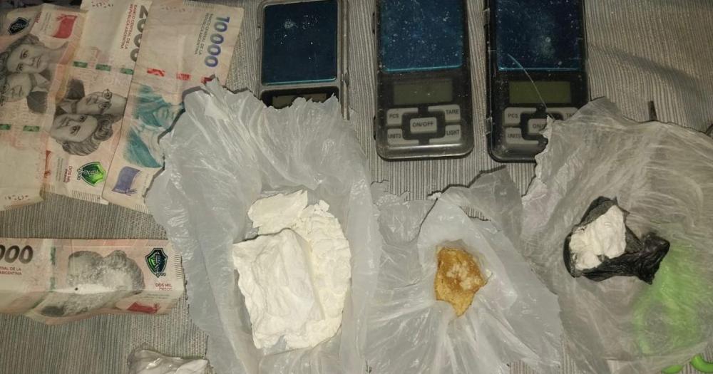 Droga y dinero incautados a la banda