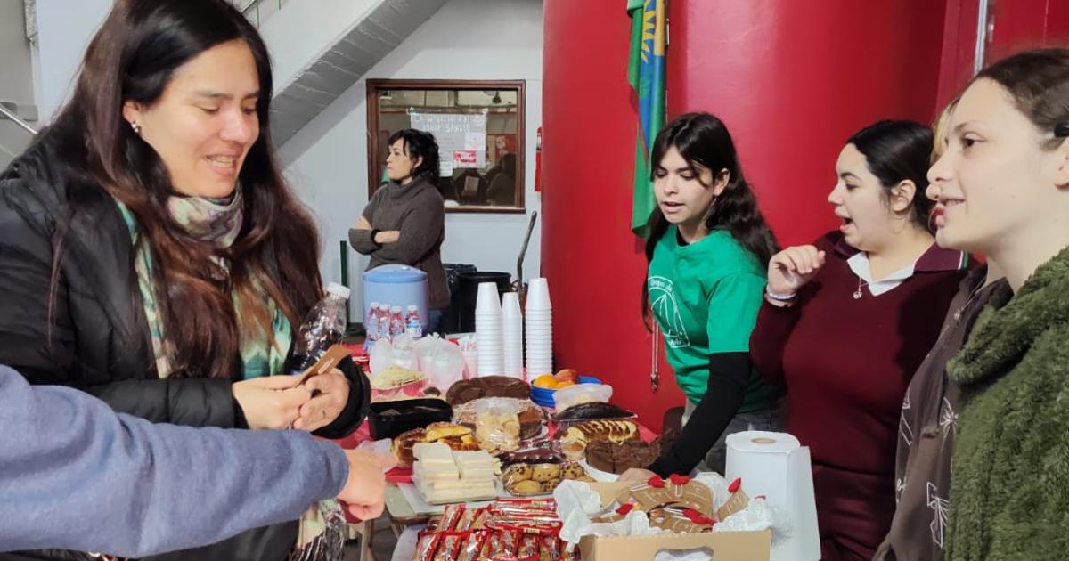 Los donantes tomaron un refrigerio tras la extracción y un souvenir creado por los alumnos