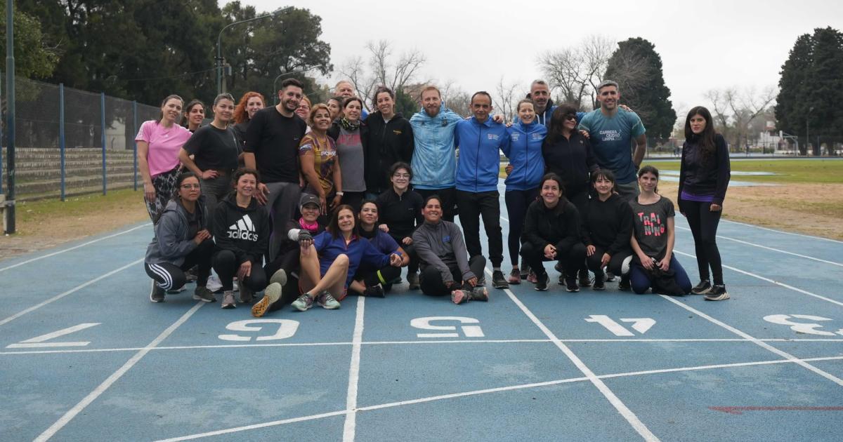 Los domingos de 10 a 12 hay entrenamientos en la pista de atletismo del parque