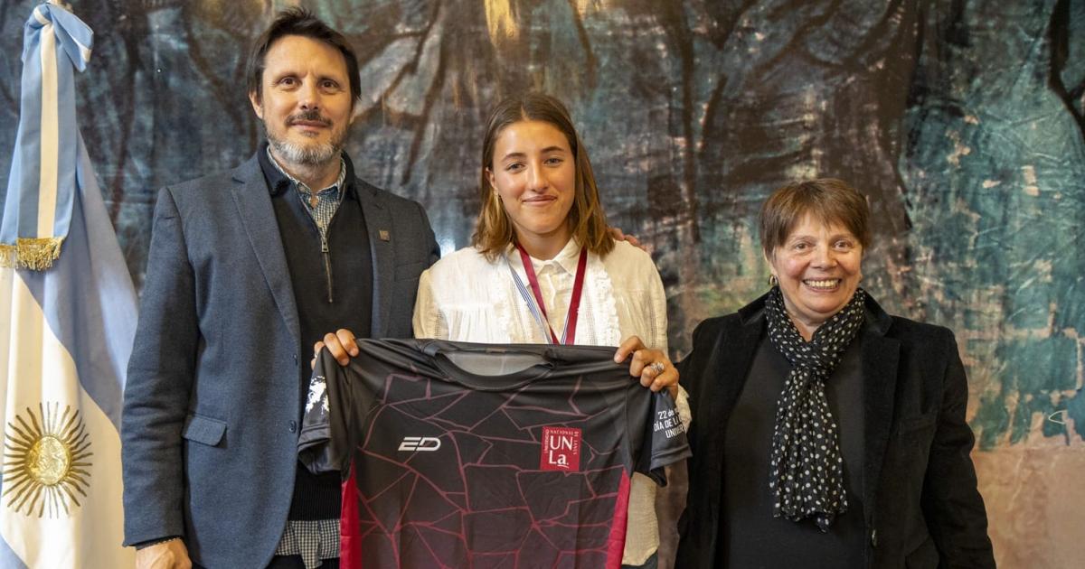 Emma combina sus estudios de Economía Empresarial con el alto rendimiento deportivo en Lomas Athletic y Las Leonas