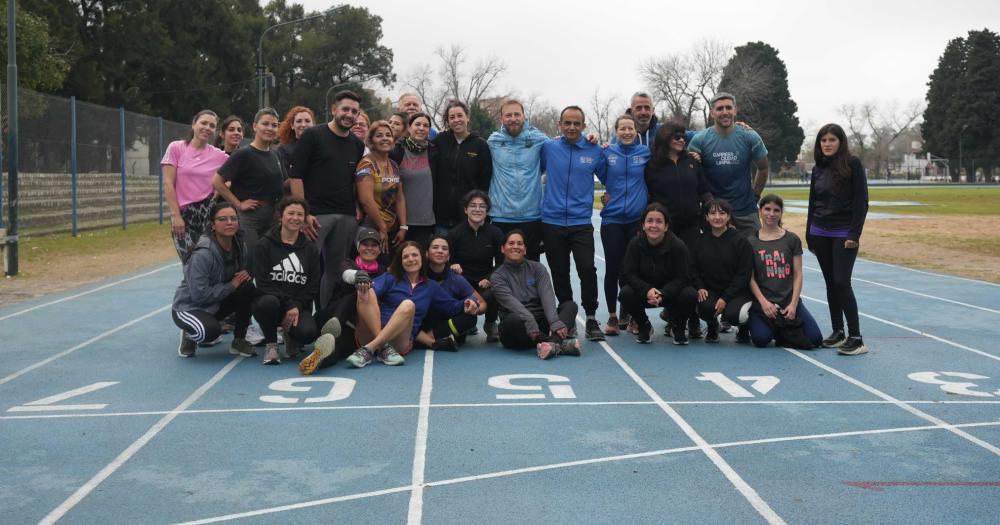 Los domingos de 10 a 12 hay entrenamientos en la pista de atletismo del parque