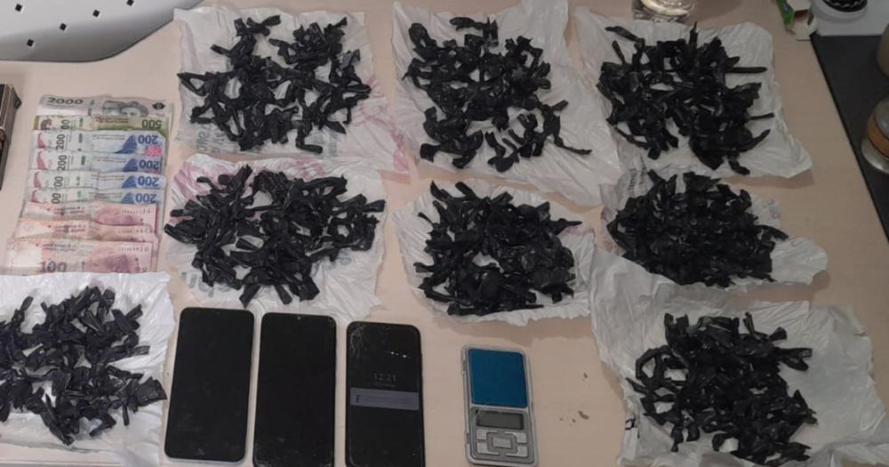 Droga dinero y celulares incautados