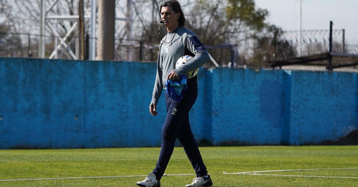 Forestello encolumnado detrs de un objetivo