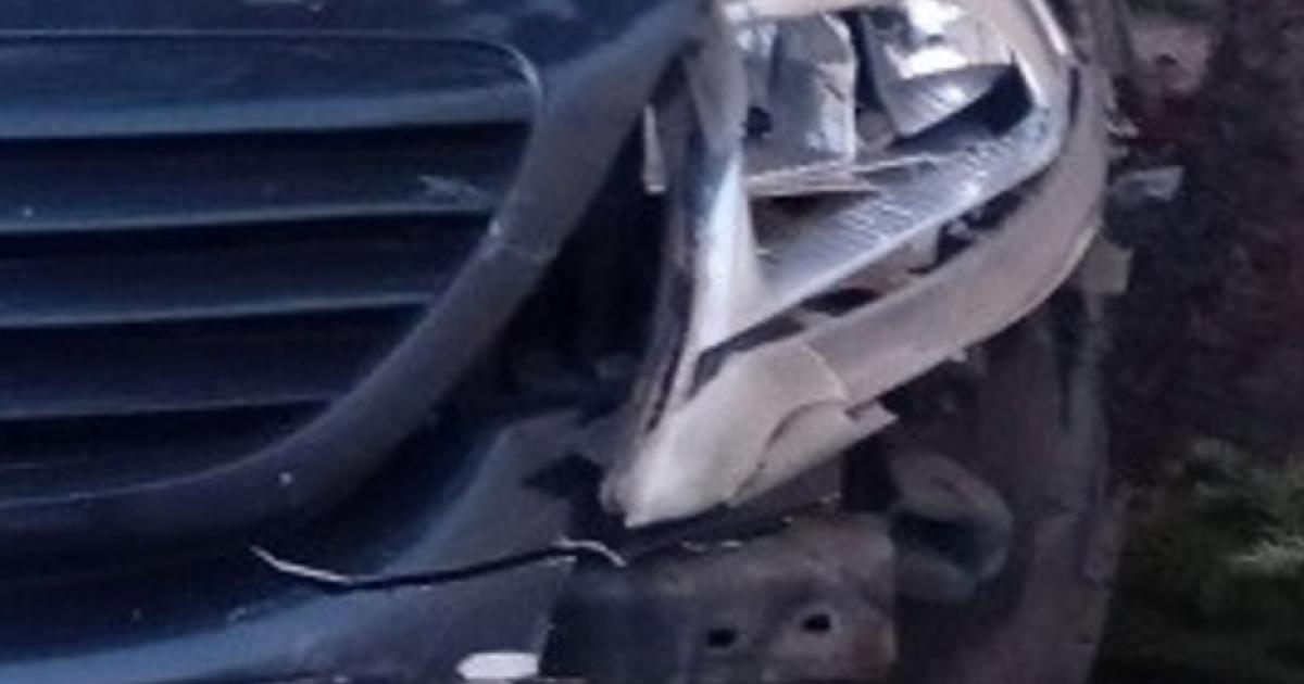 El auto estaba abollado en la zona del impacto