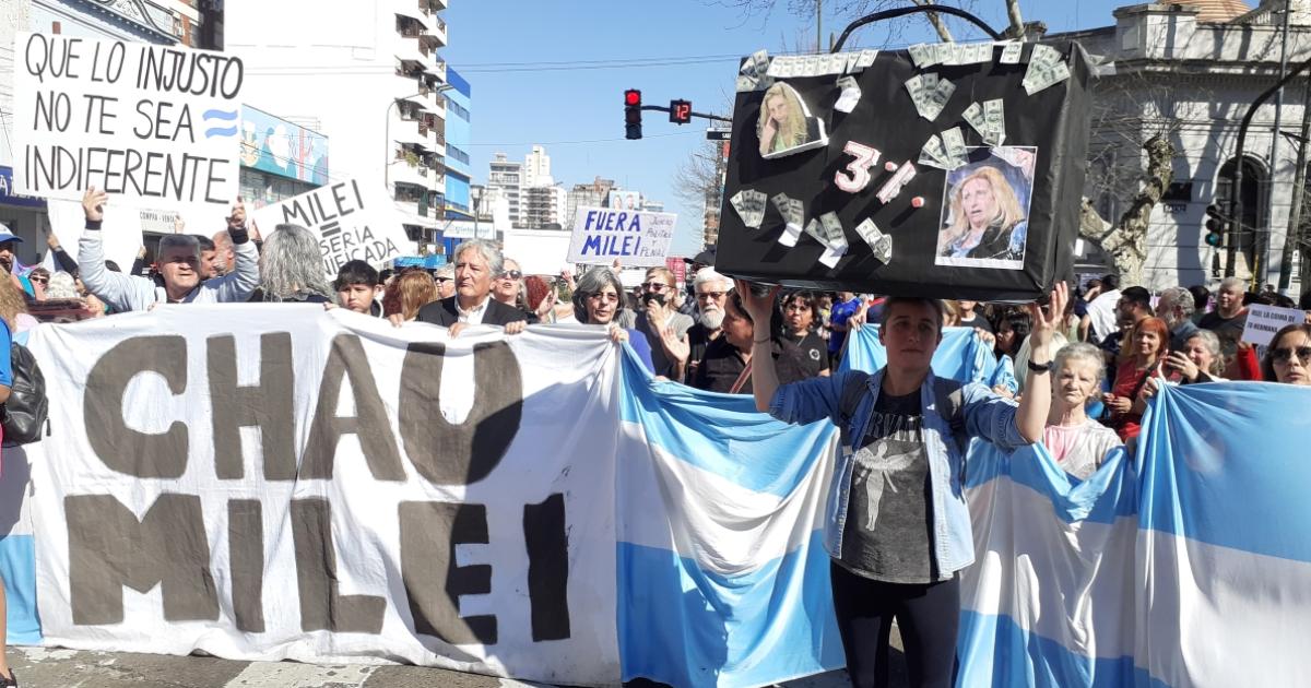 Hubo una masiva protesta en la Plaza Grigera