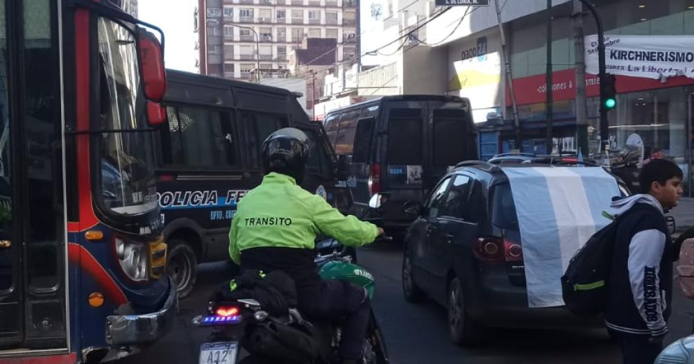Caos de traacutensito en el centro de Lomas por la caravana de Milei