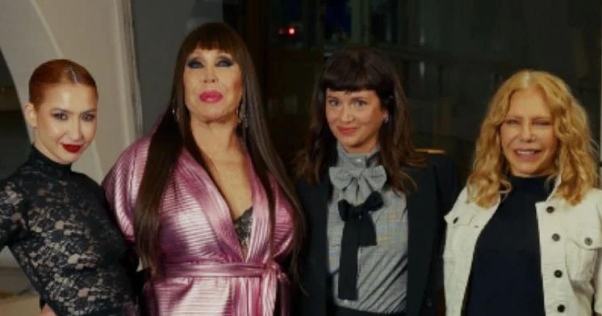 Moria Casn y las protagonistas de su serie