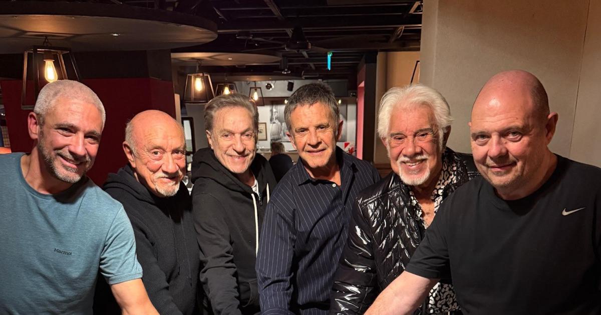 El elenco de una comedia que se las trae