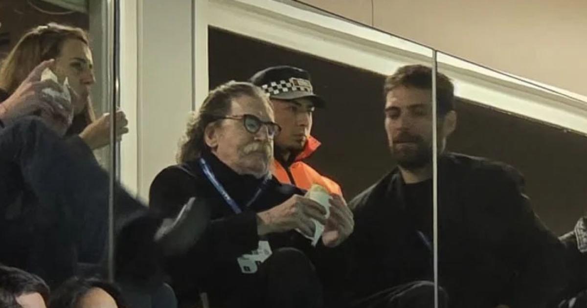 Charly García en el palco del Monumental