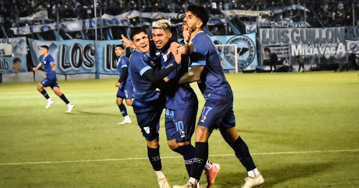 Luciano Nieto celebra su gol agónico que le dio el triunfo a Temperley